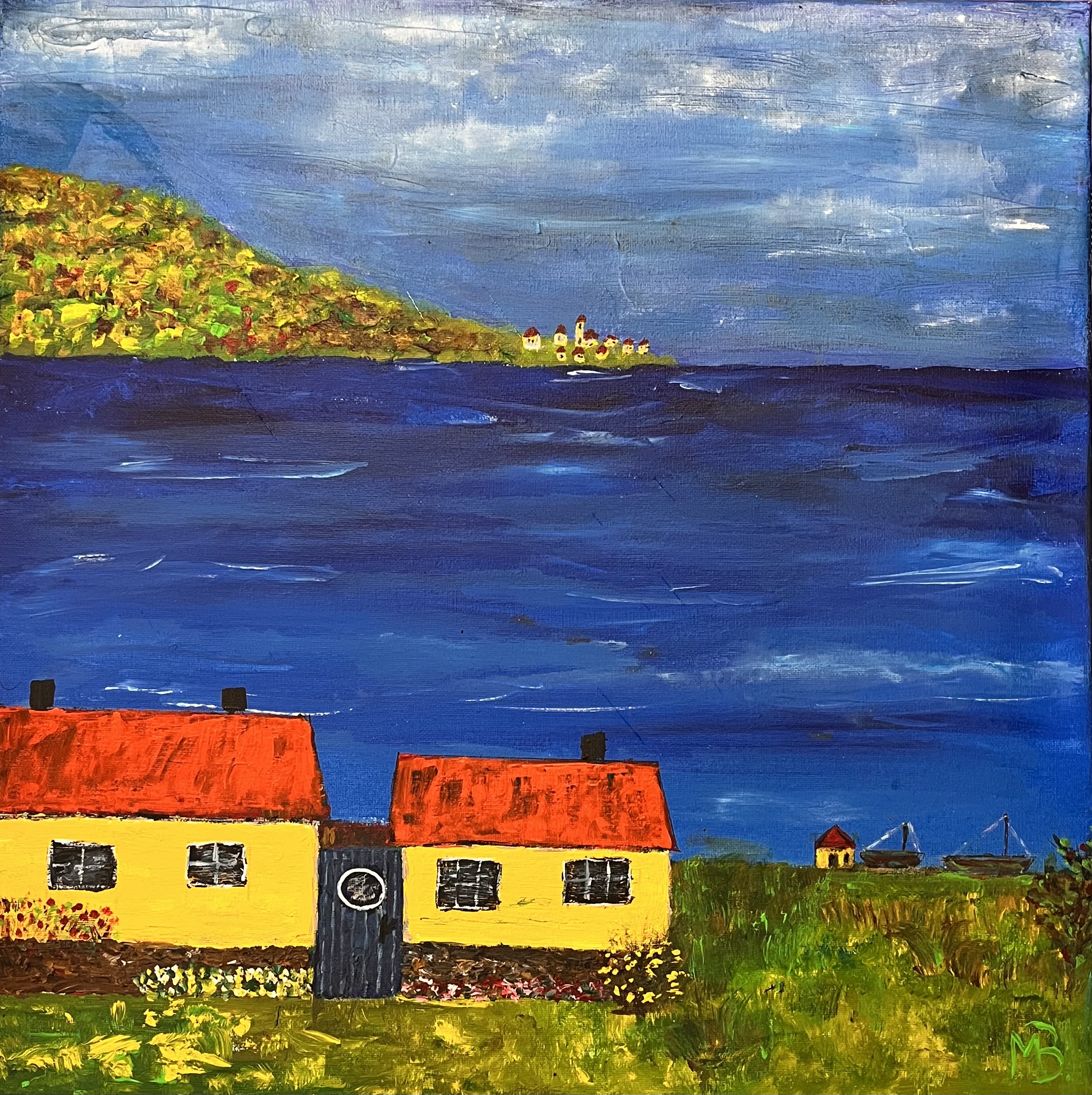 Im Vordergrund sind rote Tulpen zu sehen, die von links unten nach rechts oben diagonal das Bild in der rechten unteren Ecke ausfüllen. Im Mittelgrund sind in der rechten oberen Ecke zwei Blumenampeln mit blauen Blumen zu sehen. Im Hintergrund ist ein weißes Gebäude zu sehen, auf dessen Fassade ein Lichtspiel mit Sonnenstrahlen und Schatten der Bäume zu sehen ist.